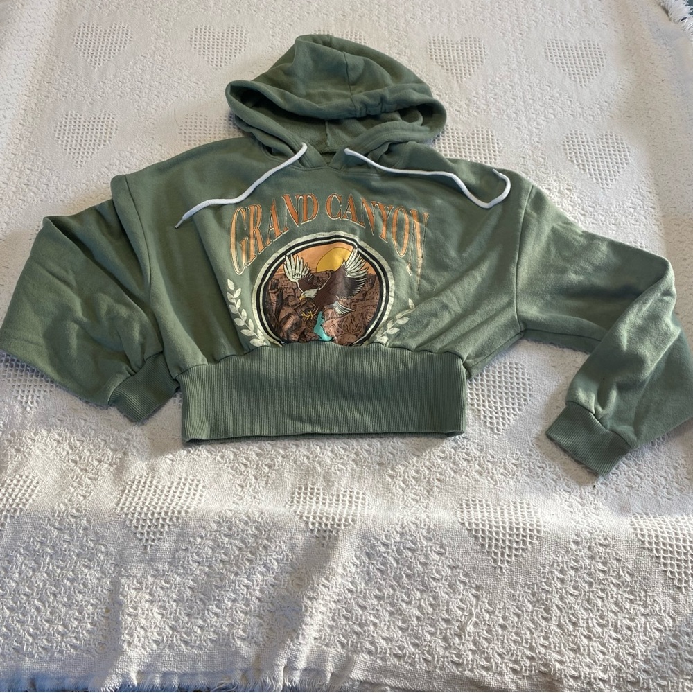 Zoe + Liv Cropped Hoodie (M)